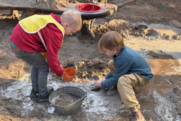kind-in-beeld-bolderburen-buitenspelen-modder